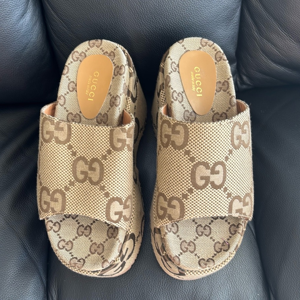 Jumbo GG Gucci platform slides New without tags and box.